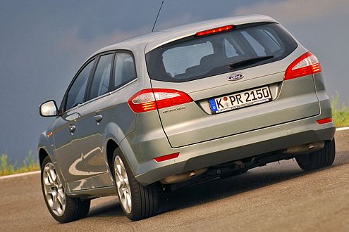 Mit seinen 1,89 Metern ist der Ford sieben Zentimeter breiter als der VW.