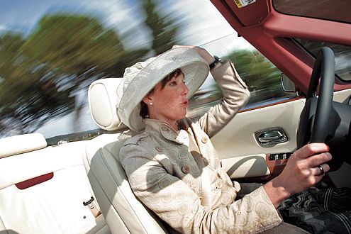 Da geht der Hut hoch: Ab 70 km/h weht es auch im Rolls-Royce.