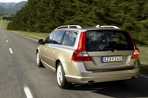 Stattlich: Mit seinen 225er-Reifen liegt der V70 satt auf der Straße.