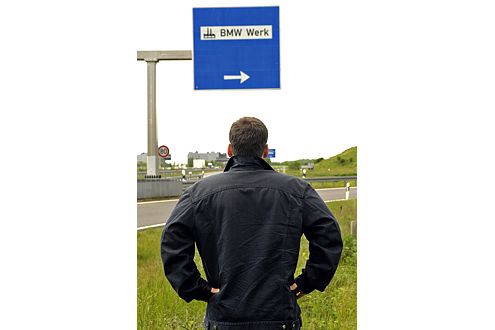 Warten und hoffen: Frank Winkler vor dem BMW-Werk in Leipzig.