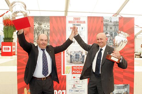 Strahlende Sieger: Viaro/Bergameschi gewannen mit ihrem Alfa 6C 1500 S.