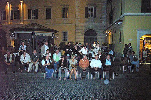 Begeisterte Fans überall: Die Mille Miglia ist in Italien ungemein populär.