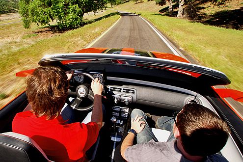 Gut gefönt: Der offene Camaro geht in fünf Sekunden auf Tempo 100.