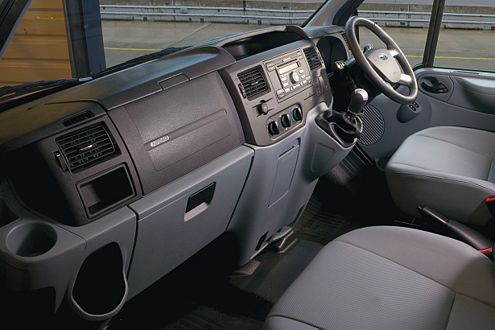 Der Transit Sport kommt mit edler Optik und reichlich Extras.