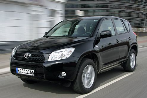 Mit 2,2 Litern Hubraum und 136 PS ist der RAV4 dem X3 auf den Fersen.