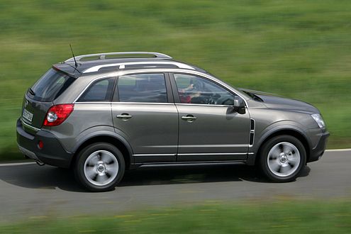 Hölzern: Federung und Agilität des Opel stehen hinter RAV4 und X3 zurück.