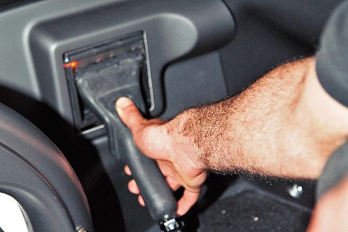 Wenn alle Stricke reißen: Zur Not gibt's ein Ladekabel für die Steckdose.