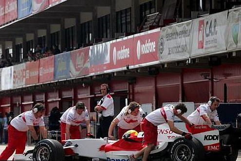 Schieben statt Fahren: Toyota hat in Schumi II den Sündenbock gefunden.