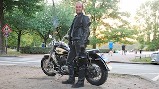 Motorradkleidung: Handschuhe, Stiefel, Jacke