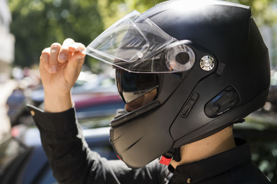 Motorradhelm tragen