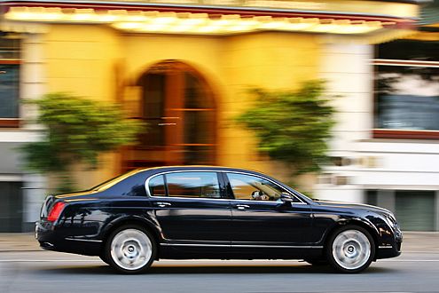 Mit sattem Grollen rollt der Flying Spur an der Alster entlang.