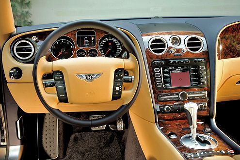 Edel mit Wurzelholz, Chrom und Leder: das Bentley-Cockpit.