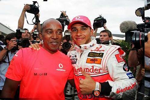 Anthony Hamilton freut sich über den ersten Sieg von Sohn Lewis.