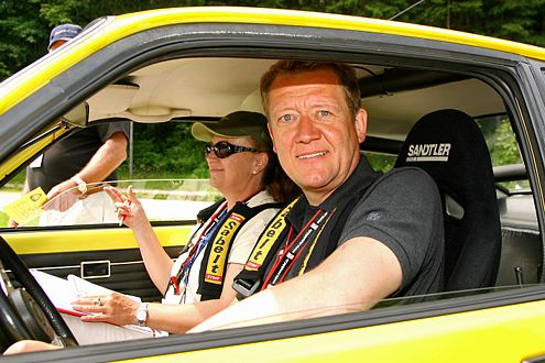 Der Wolf hetzt die Meute: AUTO BILD-Verlagsgeschäftsführer Dr. Hans Hamer im 76er Opel Kadett C.