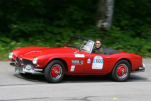 Springer-Zeitschriften-Vorstand Dr. Andreas Wiele pilotiert den BMW 507, legendärer Entwurf von Albrecht Graf Goertz.