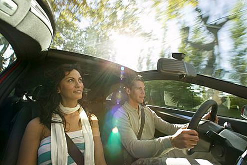 Gilt für Männer und Frauen: Oberschlaue Beifahrer-Tipps sind tabu.