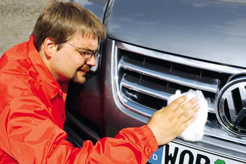 Männer pflegen ihre Autos leidenschaftlich, Frauen lieber sich selbst.