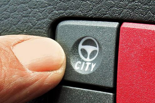 Stadthilfe: Die "City"-Taste des Fiat Panda spart beim Lenken Muskelkraft.