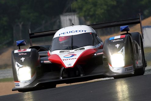Das erste Duell der Diesel-Giganten  in Le Mans hat der Peugeot verloren.
