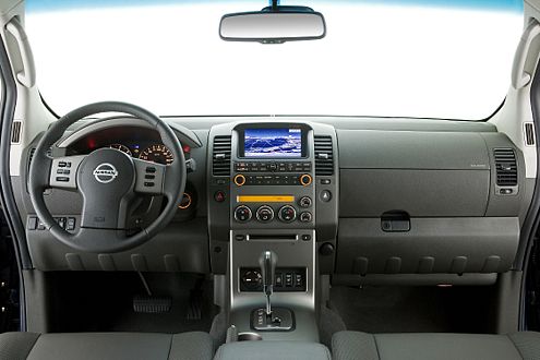 Neu im Pathfinder-Cockpit: die Mittelkonsole im schicken Alu-Look.