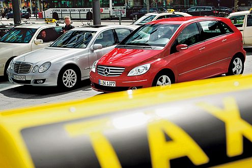 Verräter im eigenen Stall? Die B-Klasse tritt gegen den E 320 an.