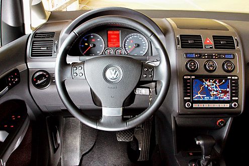 Luxus am Touran-Lenkrad. Das Navi mit Farbdisplay kostet 2121 Euro.