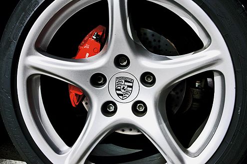 Rot heißt Stopp  das signalisieren auch die lackierten Cayman-Bremsen.