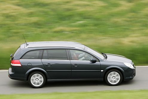 Opel Vectra: Die gerade Dachlinie sorgt für Kopffreiheit im Fond.