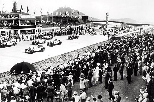 Start frei: 1928 nimmt das Teilnehmerfeld den Ring in Angriff.