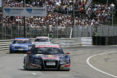 Mattias Ekström (Audi A4) liegt mit 1,5 Punkten Rückstand auf Rang zwei.