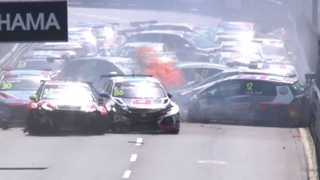 Video: Bizarrer Unfall in der WTCC