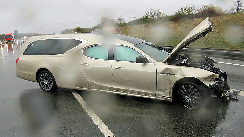 Maserati-Leichenwagen: Unfall auf der A9 Maserati-Leichenwagen: Unfall auf der A9