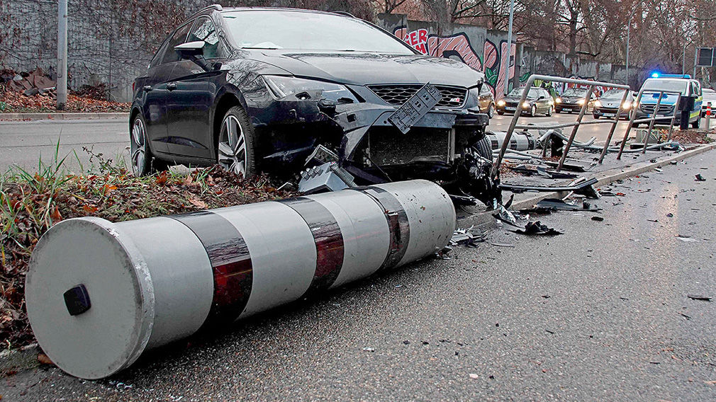 Autofahrer rammt Blitzanlagen: 130.000 Euro Schaden - AUTO BILD