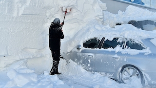 Autos im Winter-Schneechaos