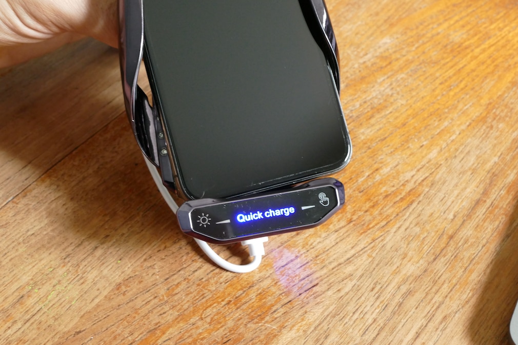 Nahaufnahme eines schief in der Handyhalterung gehaltenen Smartphones