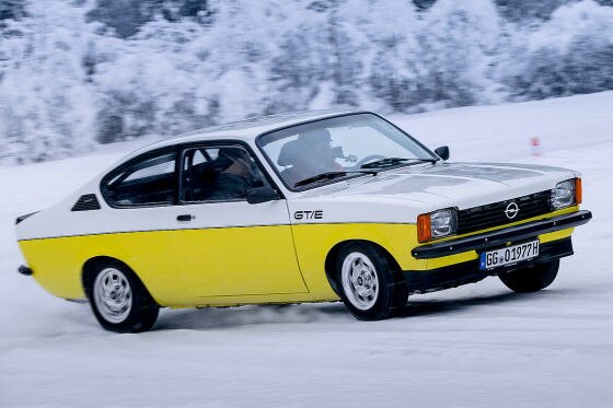 Mit Vollgas über die Schneepiste