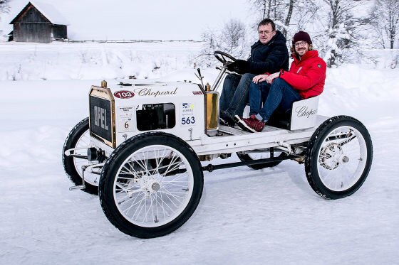 Mit Vollgas über die Schneepiste