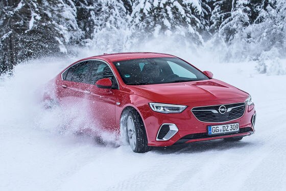 Mit Vollgas über die Schneepiste