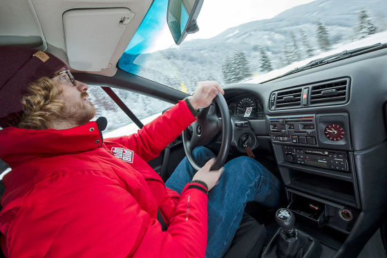 Mit Vollgas über die Schneepiste