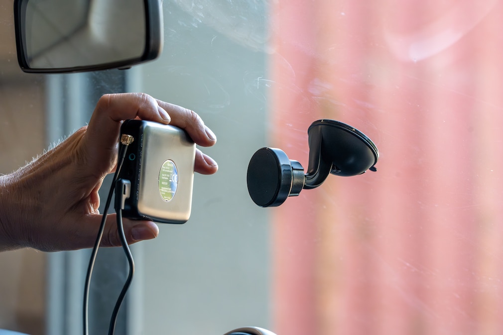 Befestigungsszene von DAB+-Adapter an Magnetbefestigung eines ander Frontscheibe befestigten Saugnapfhalters