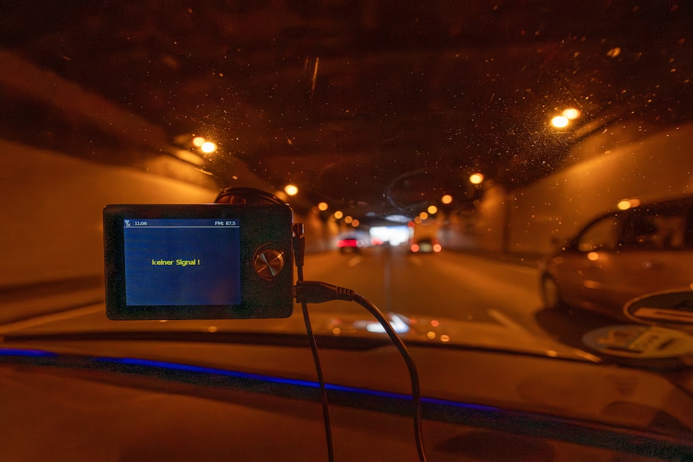Empfangstest: Ansicht der Anzeige eines DAB+-Adapters bei Tunneldurchfahrt