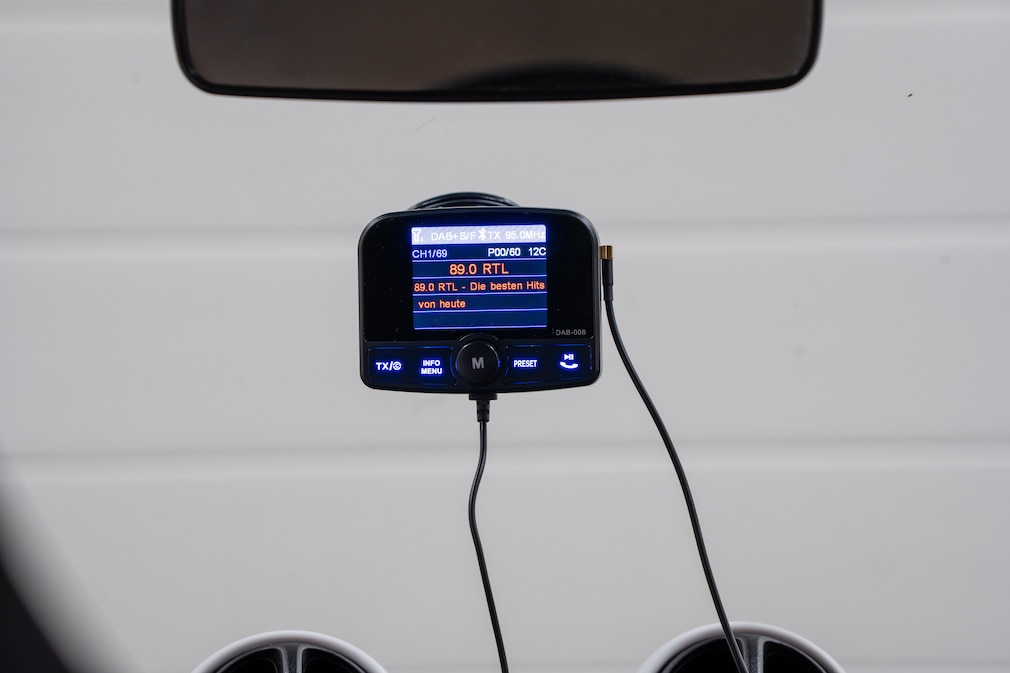 Innenaufnahme: Darstellung des übersichtlichen Displays eines DAB+-Adapters, befestigt an der Frontscheibe