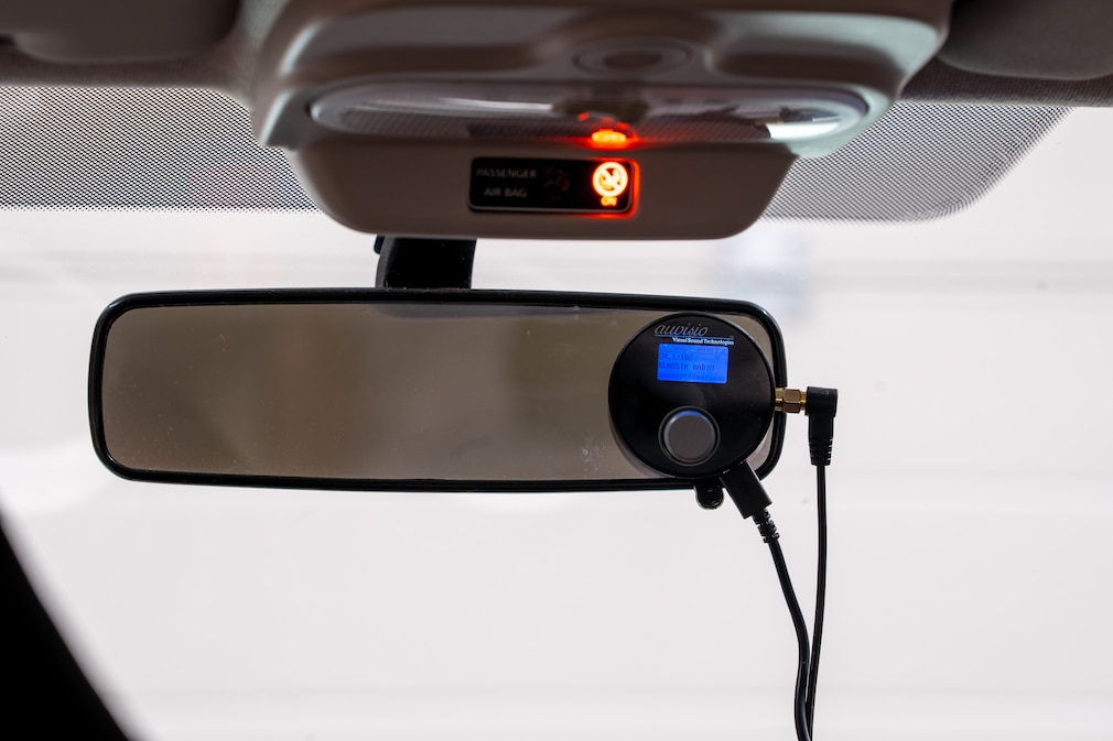 Kleiner DAB+-Adapter, angebracht am Rückspiegel