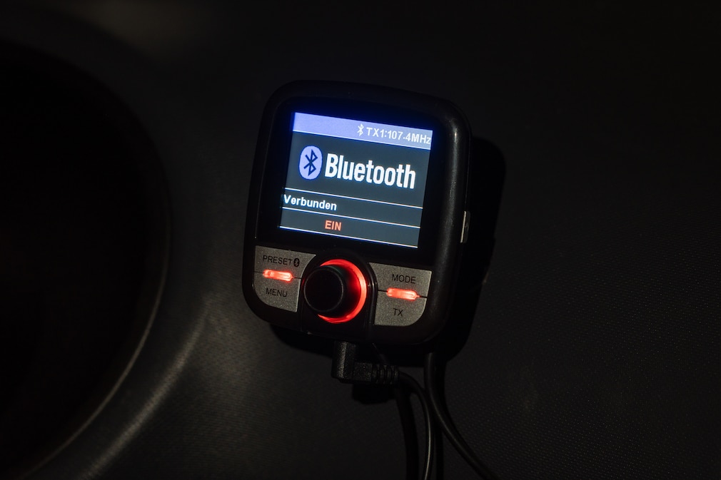 Nachtansicht eines DAB+-Adapters in abgedunkeltem Fahrzeug