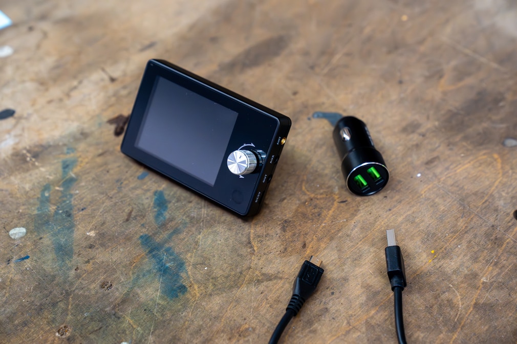 Produktfoto eines DAB+-Adapters auf Werkstatt-Arbeitsplatte