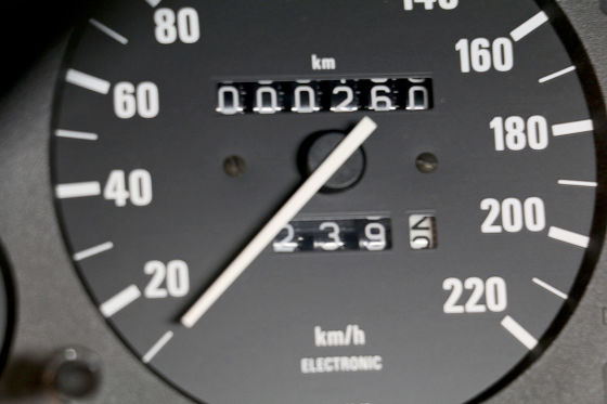 Dieser BMW 323i E30 ist ein Neuwagen