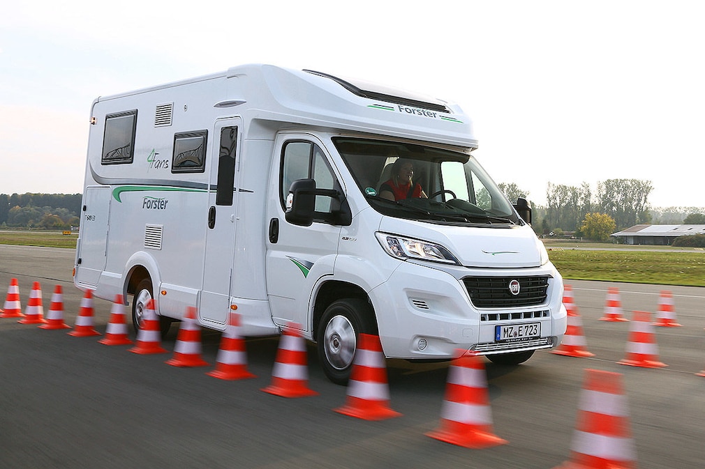 Günstige Teilintegrierte im Wohnmobil-Test