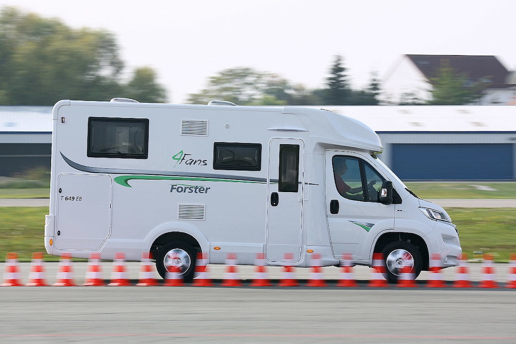 Günstige Teilintegrierte im Wohnmobil-Test
