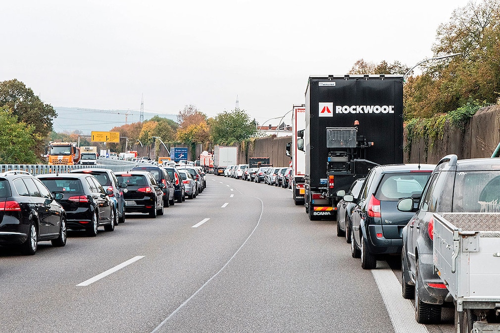 Autobahn rescue lane traffic jam