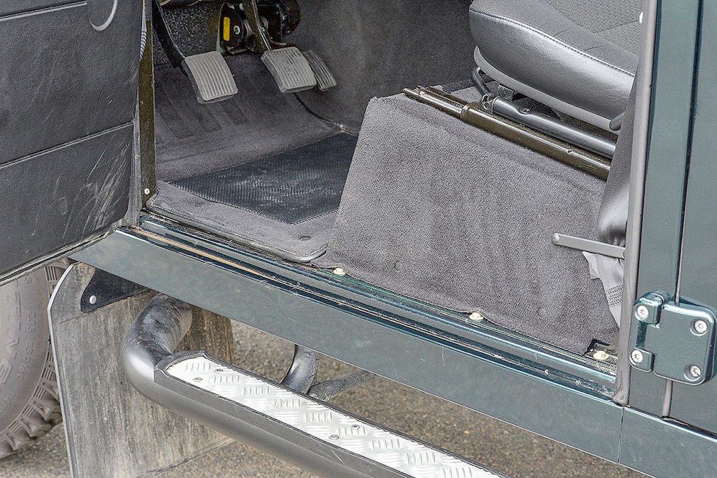 Land Rover Defender 1